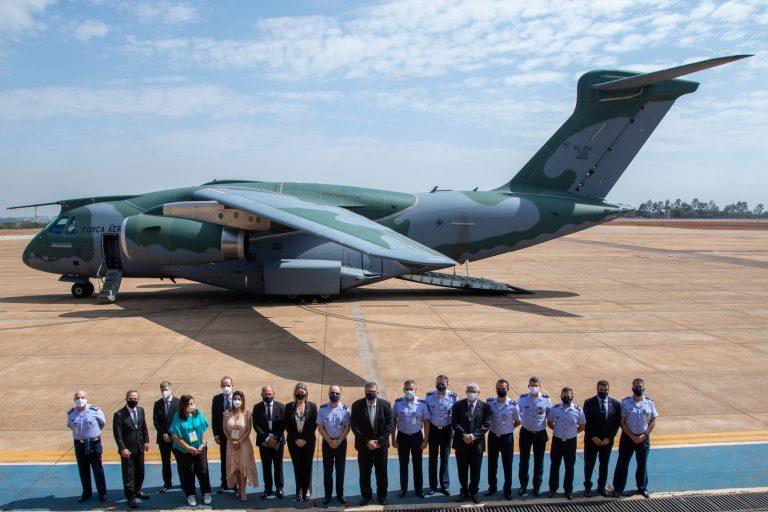 Parlamentares visitam COPE e aeronaves da FAB
