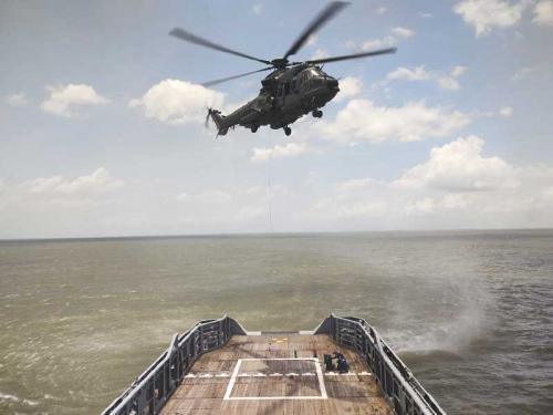 Navio de Apoio Oceânico “Iguatemi” passa por adestramento durante Vistoria de Segurança de Aviação