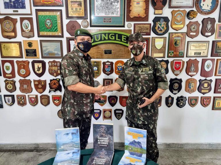 Biblioteca do Exército no Zoológico do Centro de Instrução de Guerra na Selva