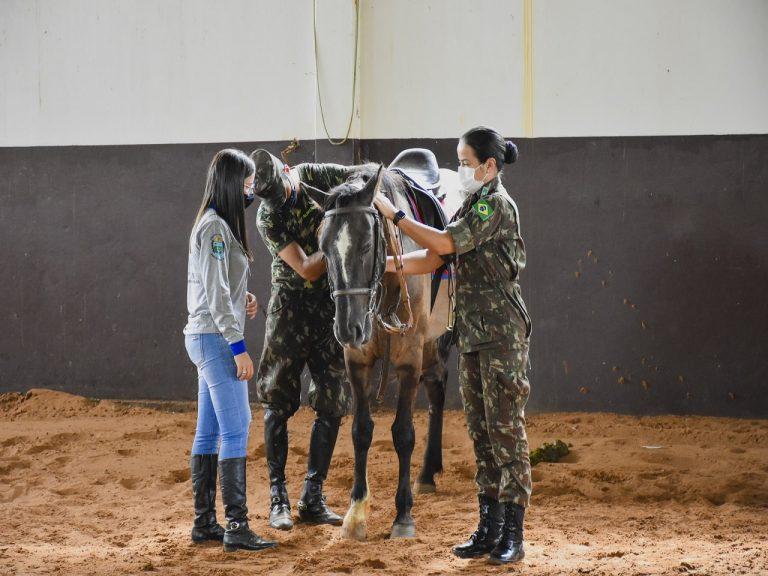 Militares do Exército participam de curso de equoterapia em Campo Grande (MS)
