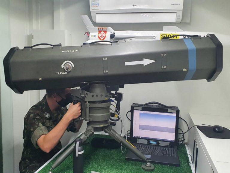 Alunos do IME visitam organizações militares e empresas da Base Industrial de Defesa