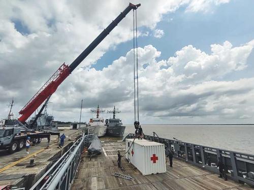 Navio de Apoio Oceânico “Iguatemi” realiza embarque de Contêiner de Tratamento de Doenças Infectocontagiosas