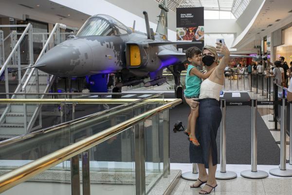 Visitantes se encantam com réplica do F-39 Gripen da FAB em shopping de Brasília (DF)