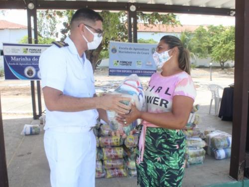 Escola de Aprendizes-Marinheiros do Ceará doa três toneladas de alimentos a famílias do Profesp