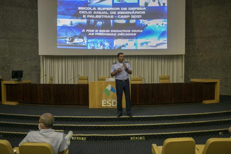 Comandante da Aeronáutica realiza palestra para alunos da Escola Superior de Defesa