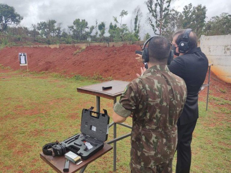 Gabinete do Comandante do Exército, em parceria com TAURUS e CBC, realiza exposição de armas e munições em Brasília