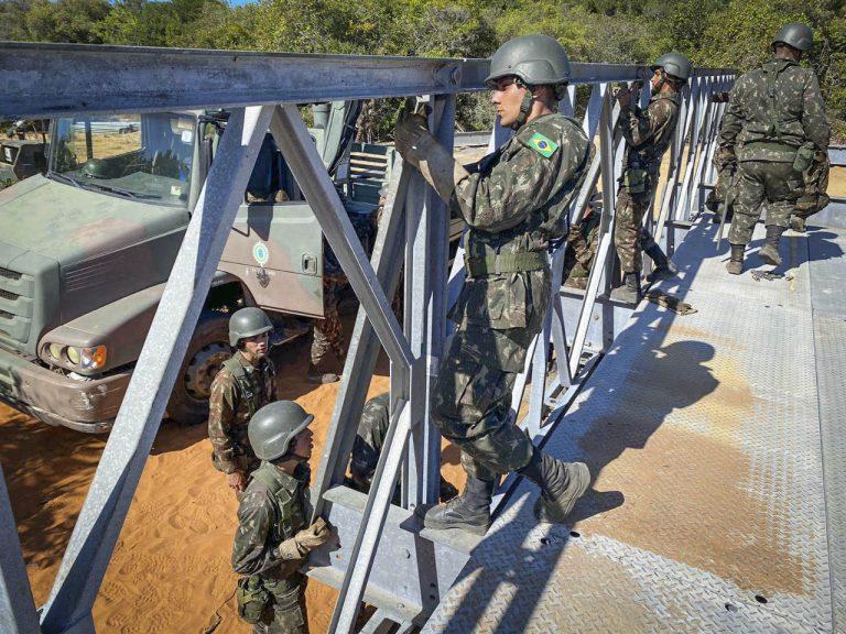 7º Batalhão de Engenharia de Combate lança ponte de apoio logístico