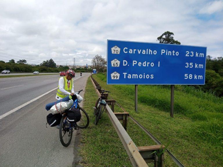 Homem anda 1,4 mil km de bicicleta para ver filho se formar em academia do Exército