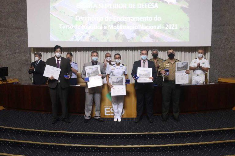 Escola Superior de Defesa encerra capacitações com cerimônia