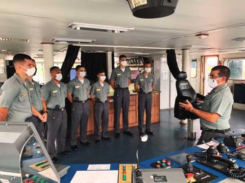 Navios do ComGptPatNavSE recebem a visita dos alunos do Colégio Naval