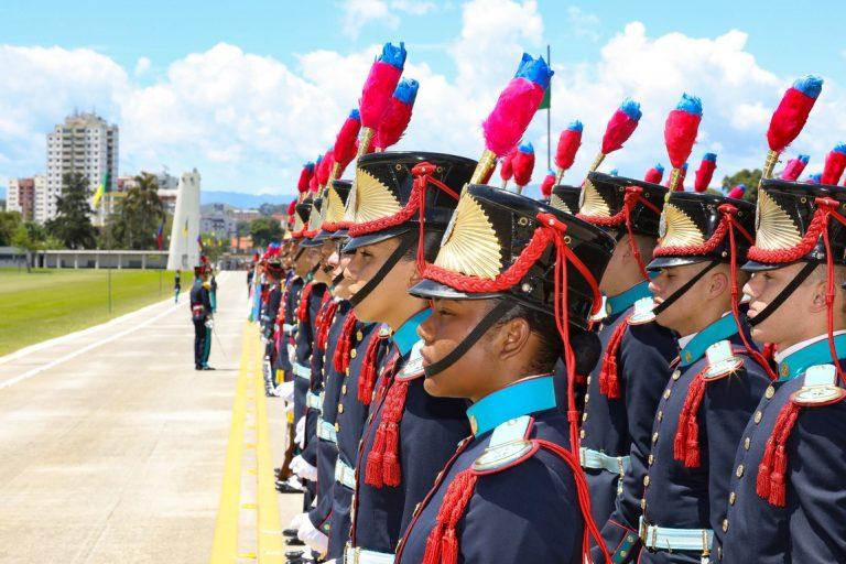 Primeiras aspirantes a oficiais do Exército formam-se pela AMAN