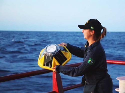 Centro de Hidrografia da Marinha lança boias ondógrafos de deriva na Região Antártica