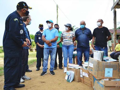 Presidente da ABL acompanha ação de assistência hospitalar a bordo de navio da MB e realiza doação de livros para ribeirinhos