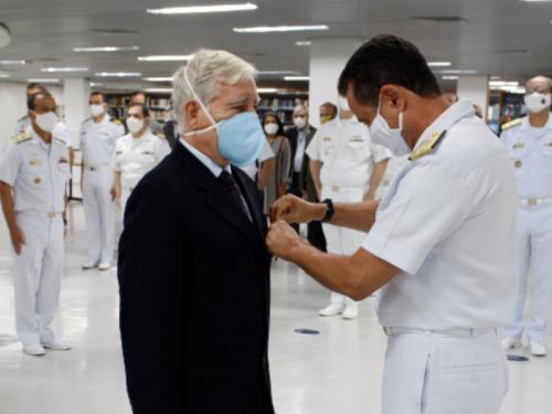 Superintendente de Ensino da Escola de Guerra Naval recebe a Medalha Naval de Serviços Distintos