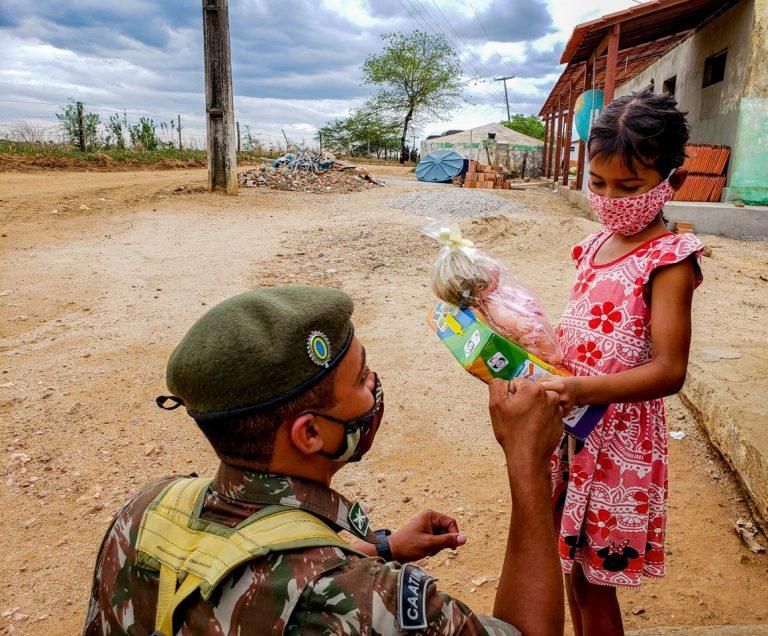 Batalhão do Exército distribui mais de 2 toneladas de alimentos em comunidades de Alagoas