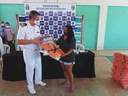 Capitania dos Portos de Alagoas doa coletes à comunidade marítima