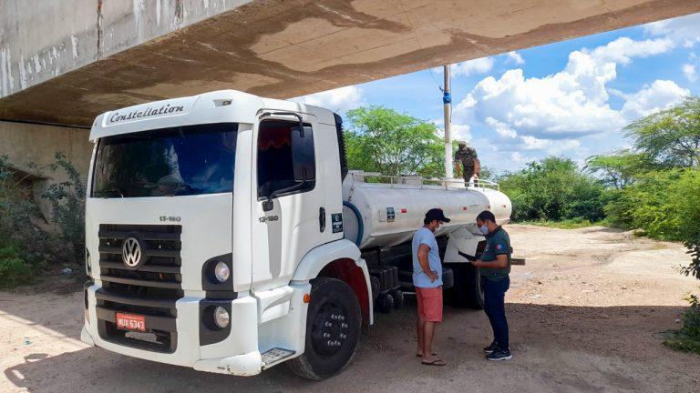 Batalhão realiza vistoria em caminhões que participarão da Operação Carro-Pipa em AL