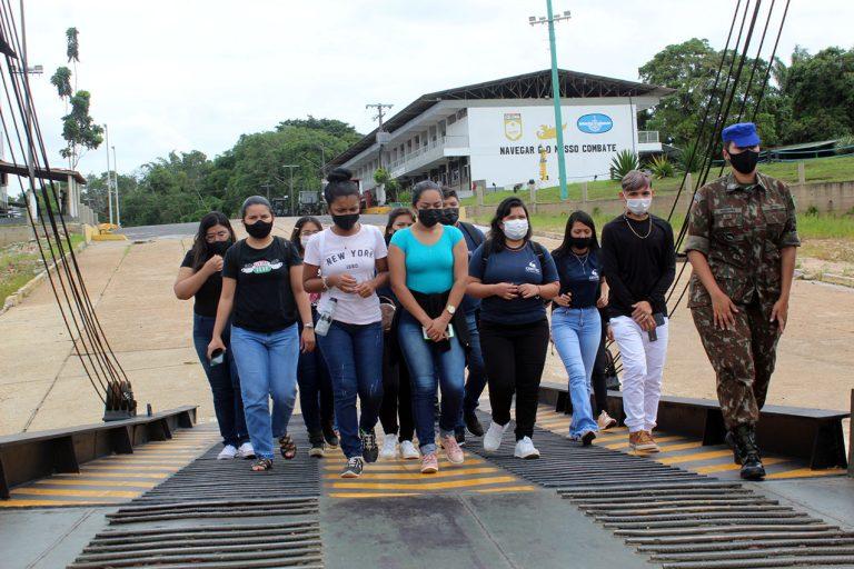 Centro de embarcações recebe visita institucional
