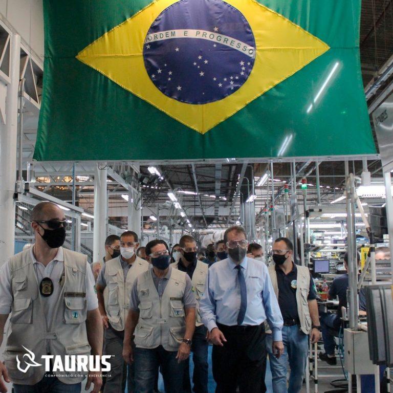 Taurus recebe visita do Vice-Presidente da República General Hamilton Mourão