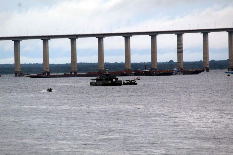 Exército realiza operação logística para transporte fluvial de suprimentos na Amazônia