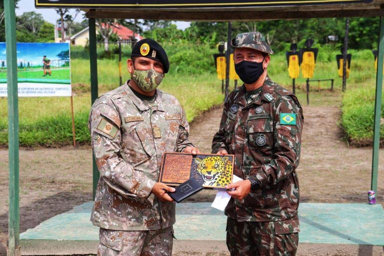 Novo Comandante de Batalhão de Selva conhece Batalhão do Exército Peruano