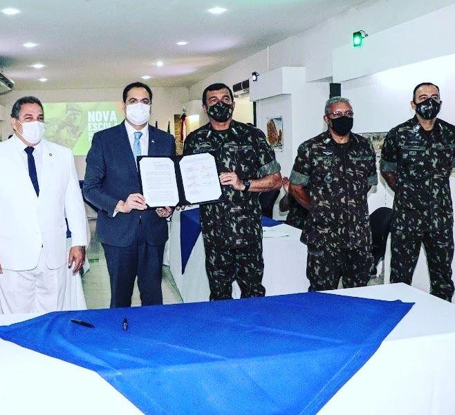 Comandante do Exército e Governador de Pernambuco assinam protocolos de intenções para nova Escola de Sargentos