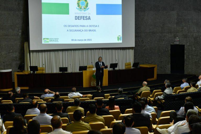 Ministro da Defesa profere aula magna na Escola Superior de Defesa