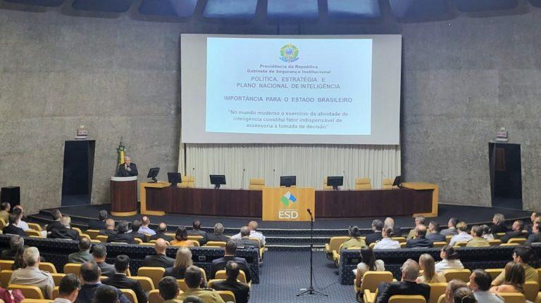 Ministro Chefe do GSI profere palestra de estratégia e inteligência na Escola Superior de Defesa