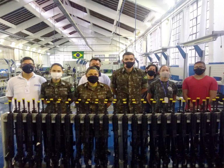 Exército Brasileiro recebe primeiras amostras de novo fuzil de assalto