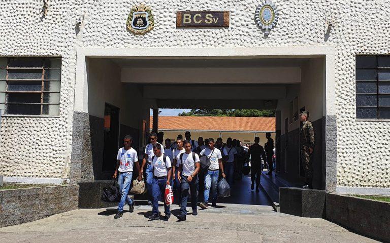 Batalhão Agulhas Negras encerra período de internato dos recrutas