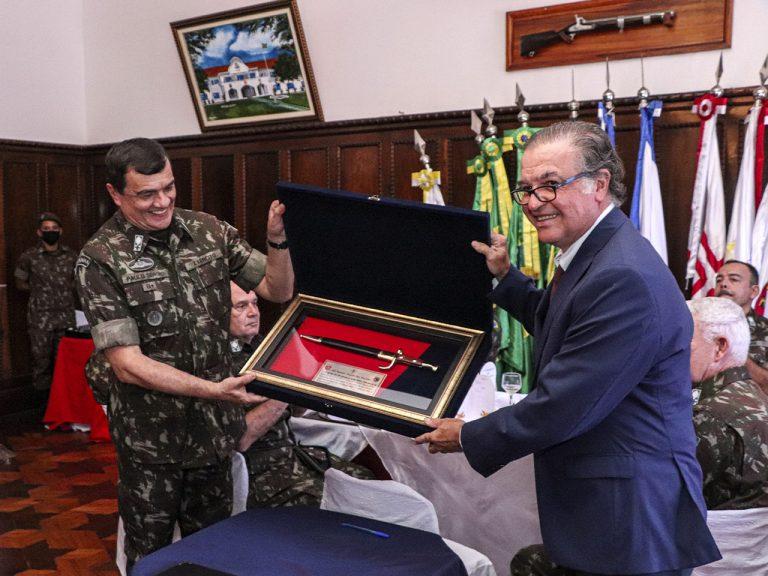 Exército entrega réplica de sabre Sargento Max Wolf Filho ao Instituto Ricardo Brennand