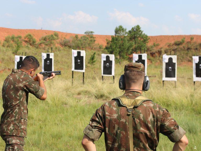 Bateria de Artilharia Antiaérea realiza treinamento de tiro