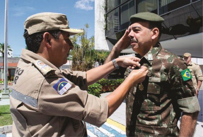 Comandante Militar do Nordeste é agraciado com a Medalha do Mérito Bombeiro Militar