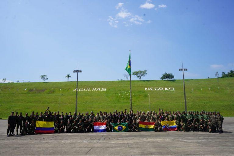 Cadetes brasileiros e internacionais no Desafio Agulhas Negras 2022 na AMAN