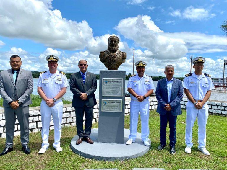 Marinha homenageia lavrador por ato heróico ao resgatar 4 náufragos no Rio São Francisco