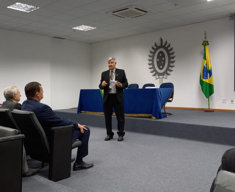 O Ministro da Defesa assistiu a palestra do Presidente Nacional da ADESG sobre a missão e projetos em desenvolvimento da instituição