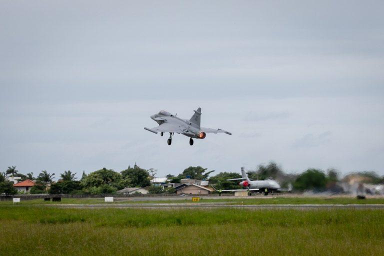 Primeiras aeronaves de produção em série Gripen realizam voo no Brasil