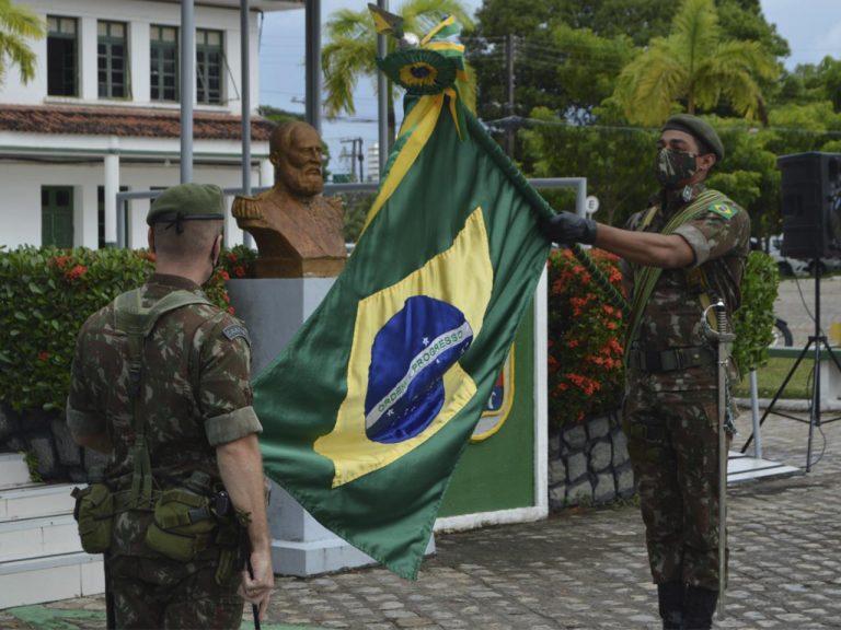 Batalhão de Infantaria apresenta Bandeira Nacional e o Estandarte Histórico da Unidade aos recrutas