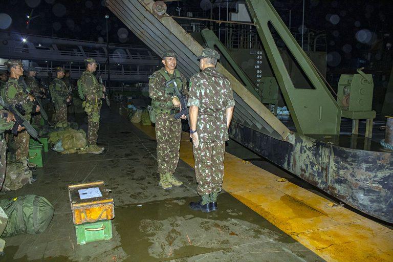 Comandante Militar da Amazônia recepciona tropa no porto do CECMA