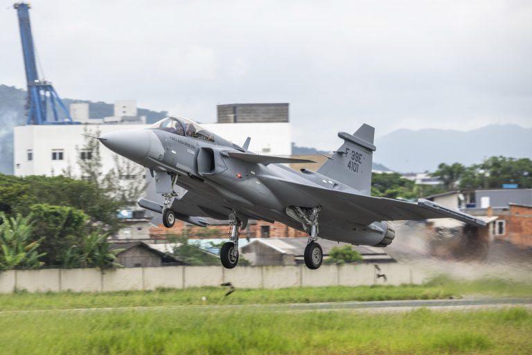 Primeiros caças Gripen E de série estão no Brasil