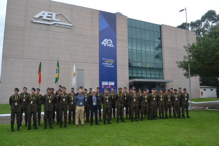 Alunos do 4º Ano do Curso de Comunicação da AMAN visitaram a AEL Sistemas