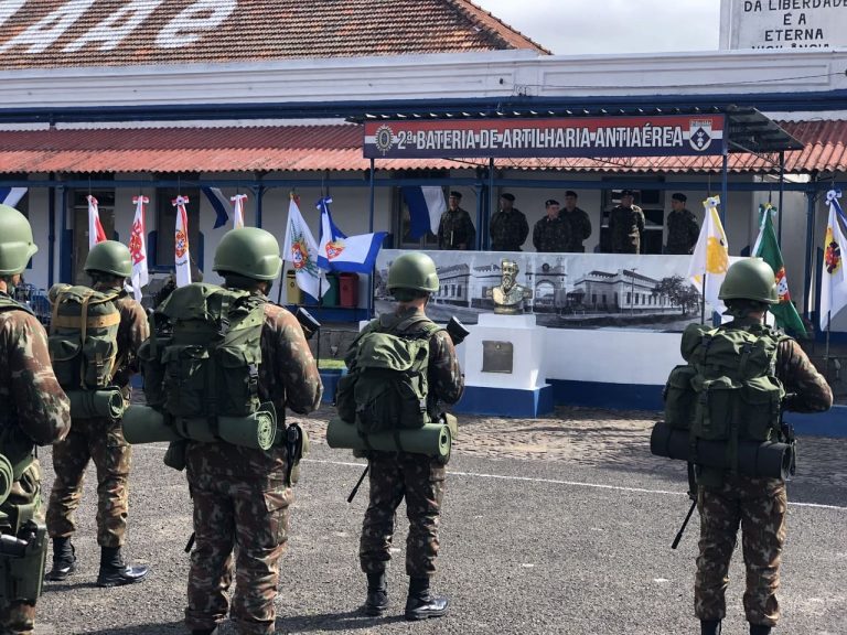 Comandante da 3ª Bda C Mec inspeciona a Bateria