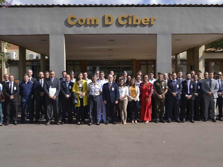 Escola Superior de Defesa realiza visita ao Comando de Defesa Cibernética