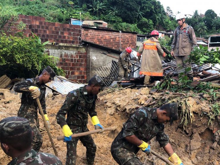 Exército apoia resgate de vítimas de deslizamento causado pelas chuvas em Jaboatão dos Guararapes (PE)