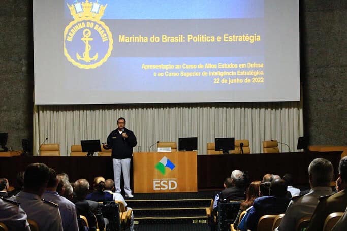 Comandante da Marinha ministra palestra na Escola Superior de Defesa