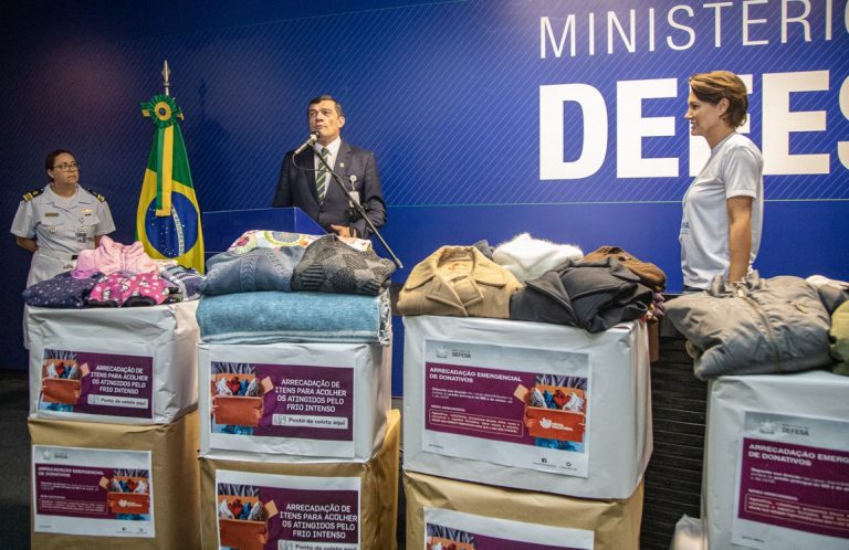 Ministro da Defesa recebe Primeira-Dama em evento da Campanha do Agasalho