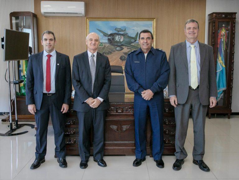 Comandante da Aeronáutica recebe CEO da Safran Brasil