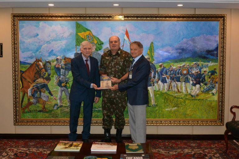 Comandante do Exército recebe livro sobre turma da AMAN de 1970