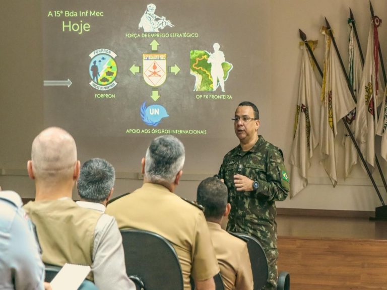 Batalhão de Infantaria Mecanizado recebe a Escola Superior de Guerra