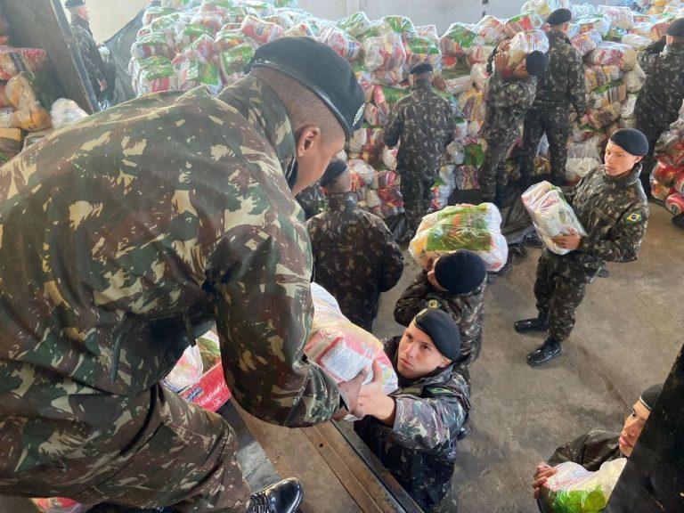 Mão Amiga: Cia Cmdo 6ª Bda Inf Bld transporta alimentos a serem destinados a população carente